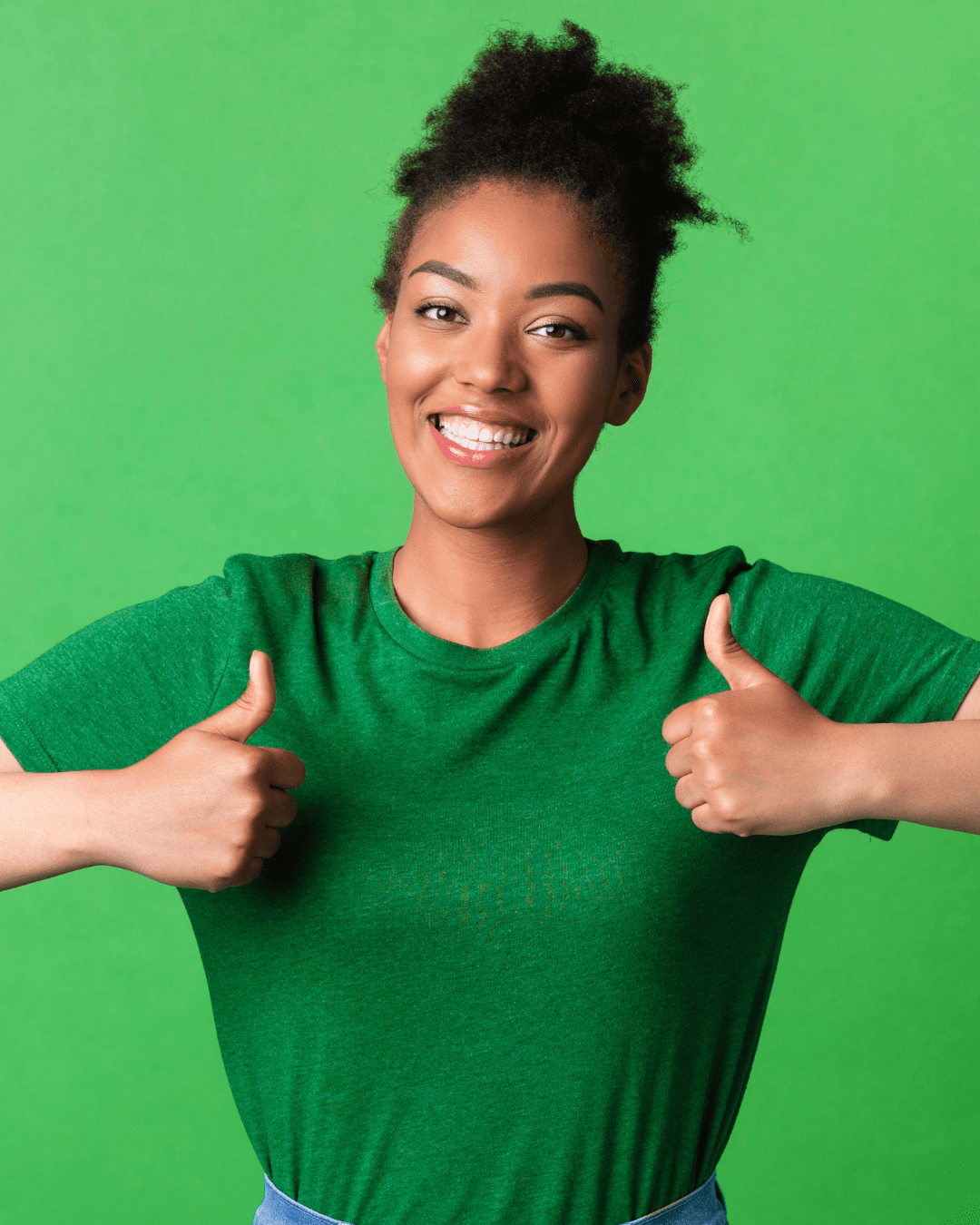 Mujer con camisa verde sonriendo