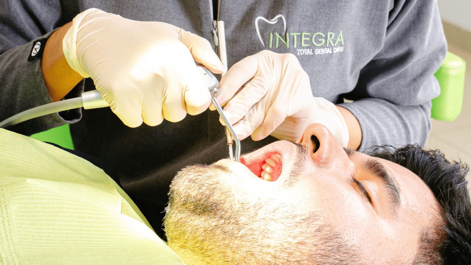Paciente con boca abierta sillon dental