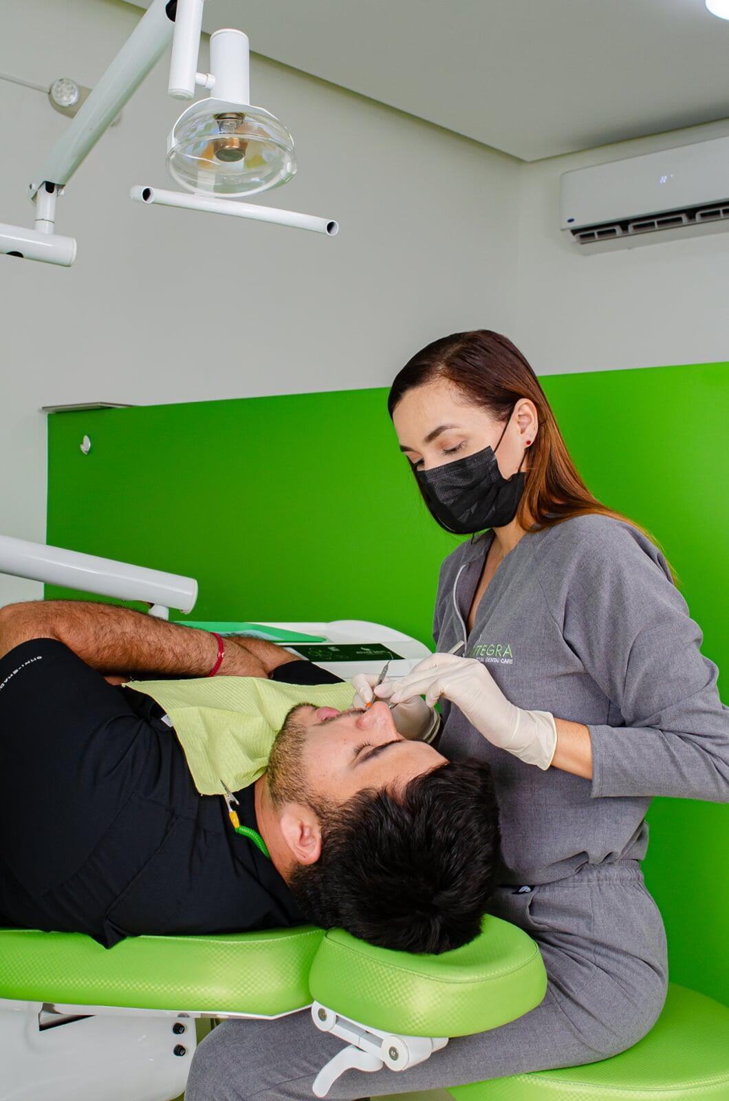Dra Sahram Martinez Trabajando con paciente